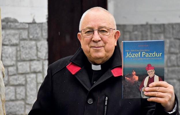 Ks. Ryszard Staszak prezentuje swoją książkę