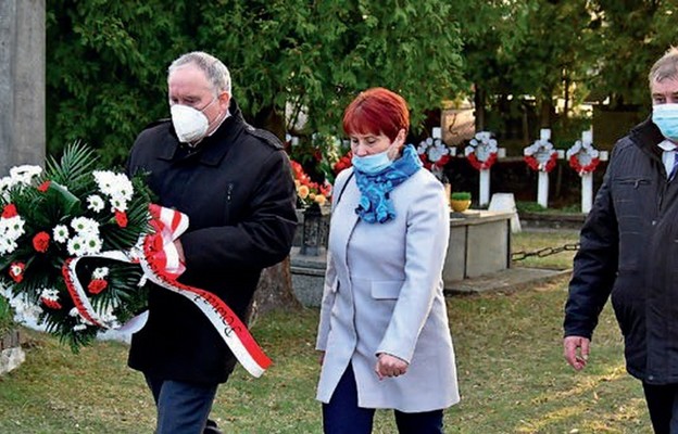 Przy pomniku ofiar Katynia i Smoleńska