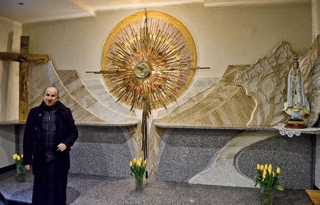 Ksiądz proboszcz Stanisław Kozik prezentuje wnętrze kaplicy adoracji