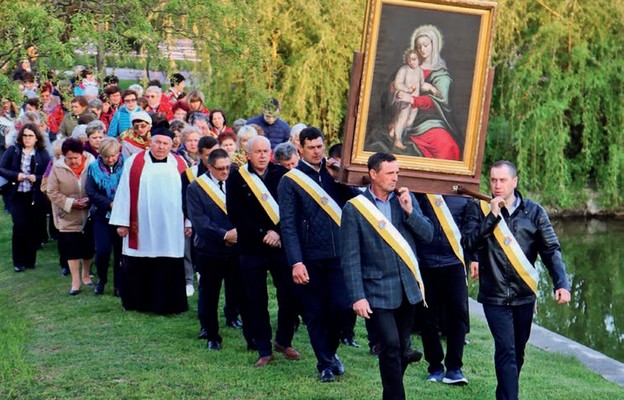 Dróżki maryjne w Szczaworyżu przyciągają wielu pielgrzymów