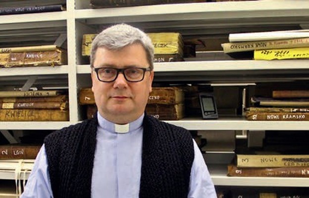 Ks. dr hab. Robert Kufel dokładnie przebadał zachowane kartki z głogowskiej parafii św. Mikołaja