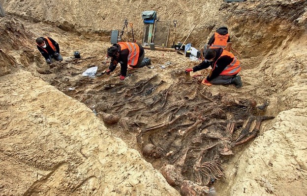 23 marca na terenie Białołęki odnaleziono masową mogiłę, w której odkryto szczątki należące do kilkudziesięciu osób, głównie kobiet i dzieci