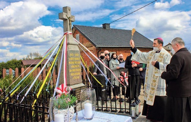 Uroczystości upamiętniające 55. rocznicę ustawienia krzyża w Olendach