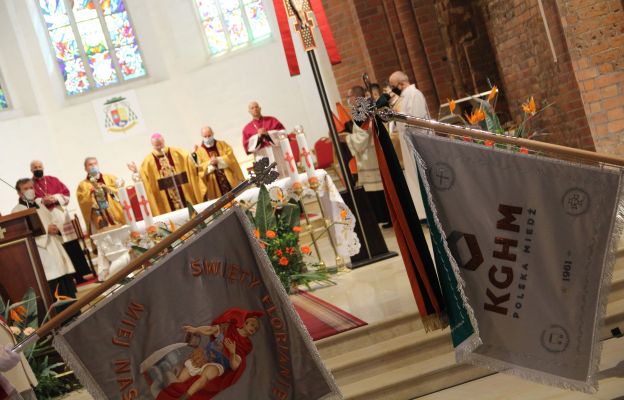 Podczas liturgii biskup poświęcił sztandary reprezentujące centralę KGHM Polska Miedź, Hutę Miedzi Cedynia