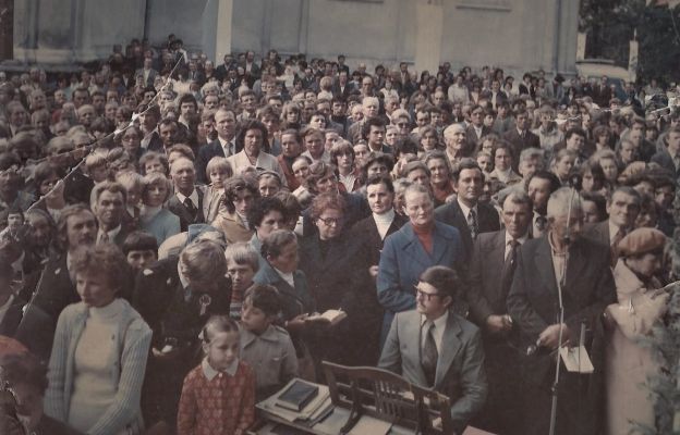 Podczas nawiedzenia Matki Bożej w kopii jasnogórskiego obrazu, 5 lipca 1980 r. 