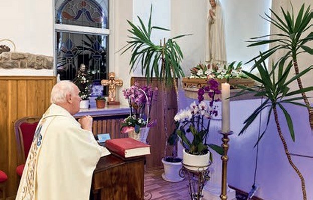 Po Mszy św. bp Ignacy poprowadził modlitwę różańcową