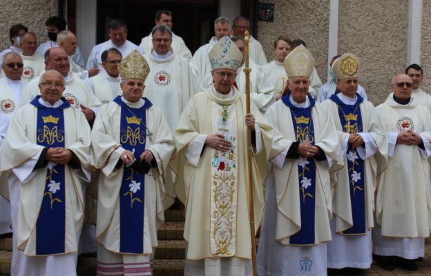 Pamiątkowe zdjęcie biskupów i kapłanów sprawujących rocznicową Eucharystię