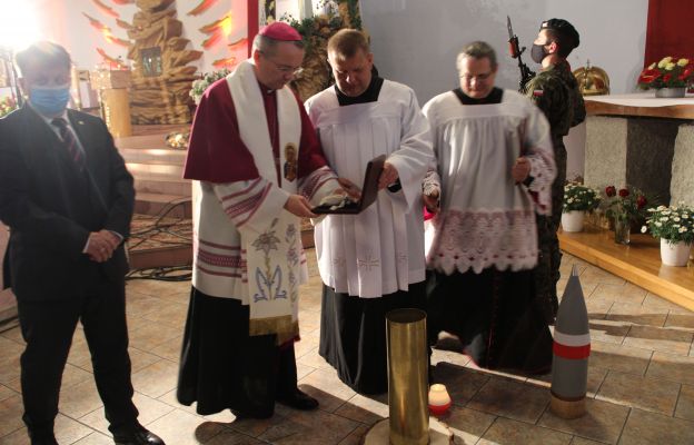 Biskup złożył do Panteonu Pamięci ziemię z Polskiego Cmentarza Wojennego na Monte Cassino