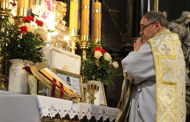 : Ks. dr hab. Wojciech Grygiel z Bractwa Kapłańskiego św. Piotra, podczas sprawowania Mszy św. w tzw. rycie trydenckim