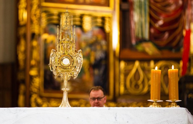 Dlaczego tak wielkie znaczenie przywiązuje się do adoracji Najświętszego Sakramentu?