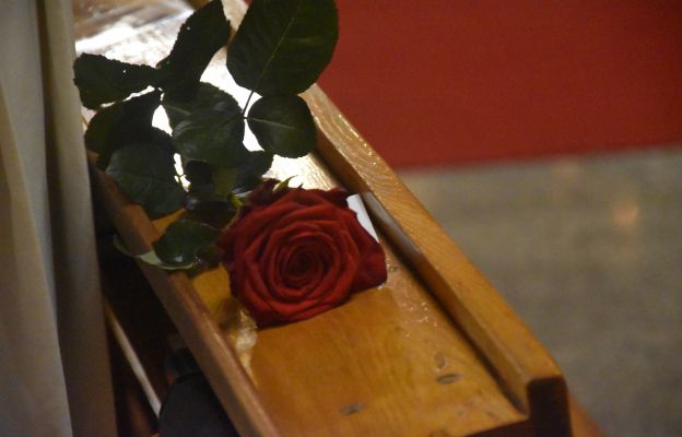 Za chwilę każdy z diakonów złoży różę na ołtarzu obok księgi Ewangelii