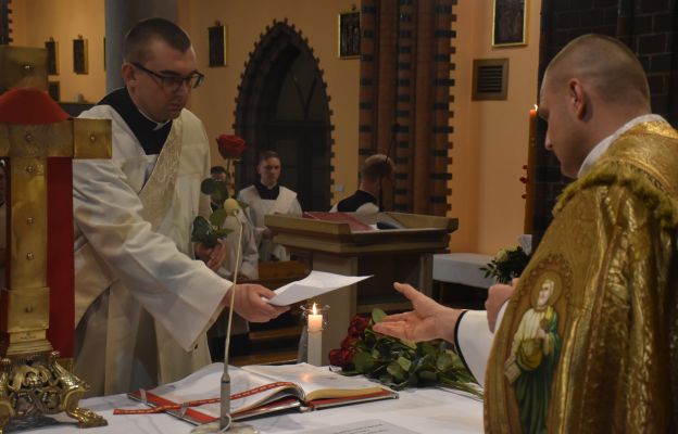 Diakon Przemysław Pulnik wręcza deklarację woli ks. rektorowi