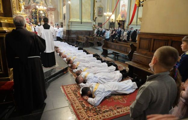 Święcenia kapłańskie przyjęło 19 diakonów