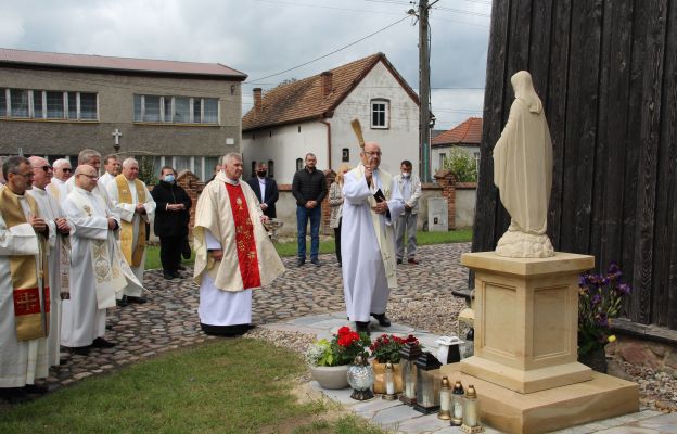 Po Mszy św. kapłani przeszli pod grób śp. ks. Zdzisława Przybysza, gdzie miało miejsce poświęcenie nowego nagrobka ufundowanego przez przyjaciół