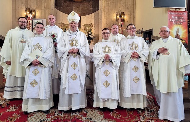 Nowo wyświęceni diakoni z bp. Grzegorzem Kaszakiem i najbliższymi kapłanami