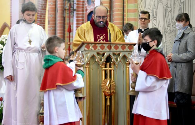 Ojciec Ksawery Knotz podczas niedzielnej liturgii 