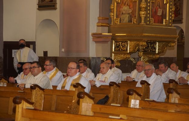 Kapłani zgormadzeni w kościele Królowej Różańca Św. w Kłodzku