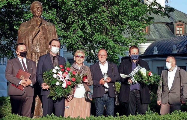 Przed pomnikiem Prymasa. Od lewej: Marcin Sułek, Łukasz Kot, Barbara Oratowska i Jerzy Sołtys