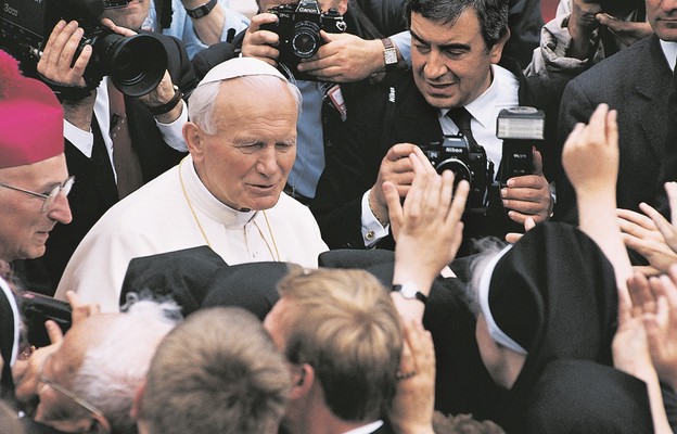 Jan Paweł II pośród tłumu kielczan