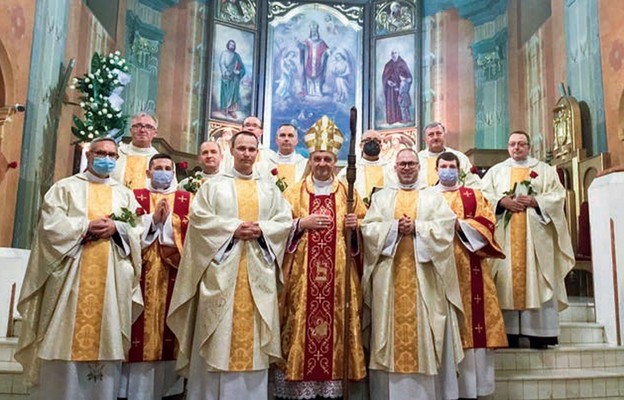 Neoprezbiterzy (ks. Wojciech Kamiński i ks. Paweł Stawarczyk) – obok biskupa ordynariusza – tuż po święceniach