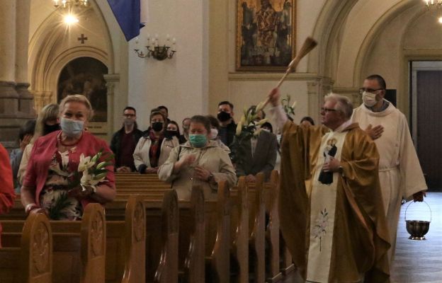 Tradycją jest poświęcenie lilii i chleba św. Antoniego 