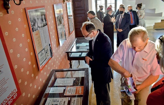 Wystawa pokazuje przygotowania do wolnych wyborów