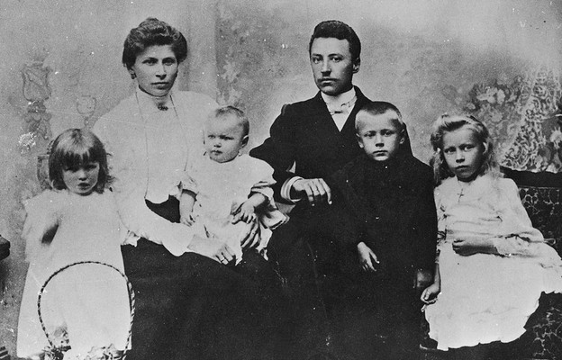 Rodzina: Julianna Karp i Stanisław Wyszyński z dziećmi (poniżej od lewej): Stanisława, Janina, Stefan (przyszły prymas) i Anastazja (Zuzela, 1906)