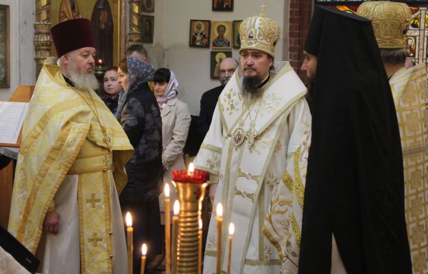 : Abp Jerzy Pańkowski i pierwszy od lewej ks. Piotr Nikolski, podczas uroczystej liturgii 