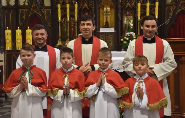 Nowi ministranci wraz z kapłanami z parafii pw. Świętych Apostołów Piotra i Pawła w Kątach Wrocławskich