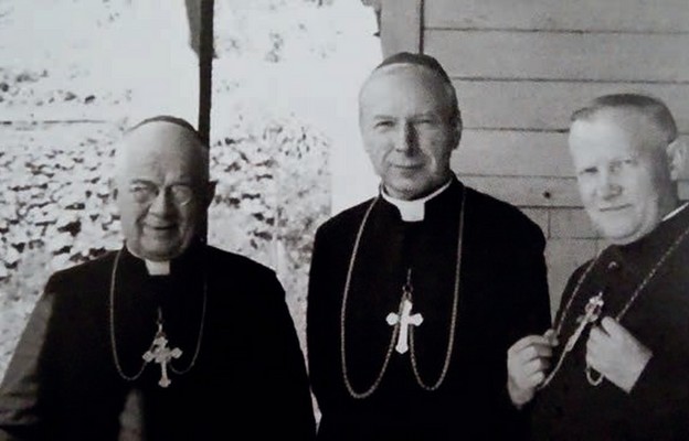 Komańcza. Kard. Wyszyński z biskupami: Zygmuntem Choromańskim (z lewej)
i Michałem Klepaczem