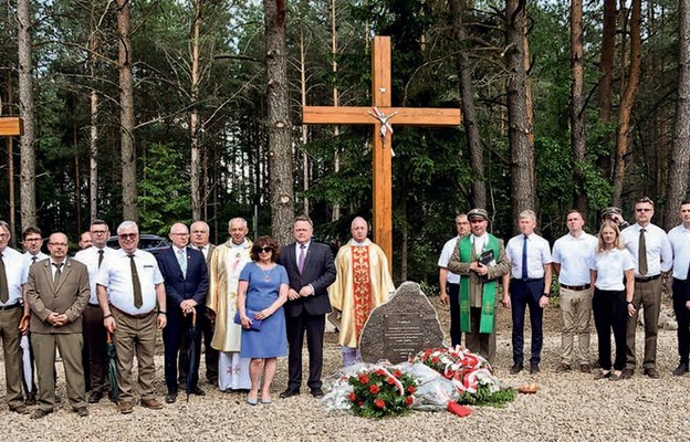 Wspólne zdjęcie po uroczystości poświęcenia krzyży i odsłonięcia tablicy