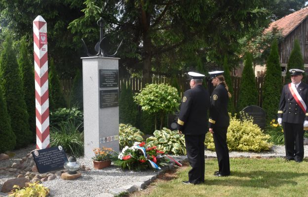 Pomnik pamięci Flotylli Pińskiej w Świątnikach