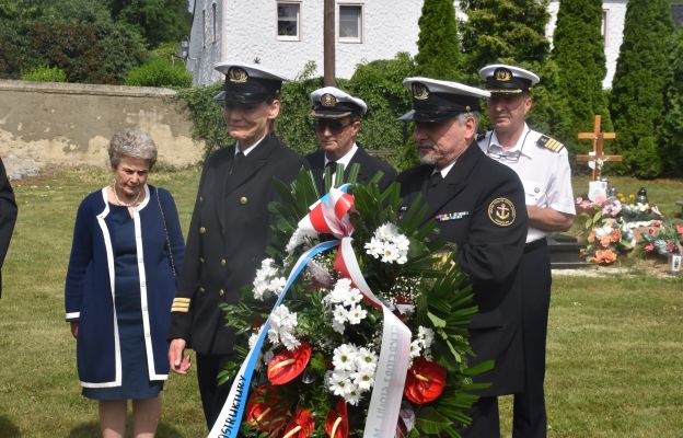 Złożenie kwiatów pod pomnikiem pamięci Flotylli Pińskiej