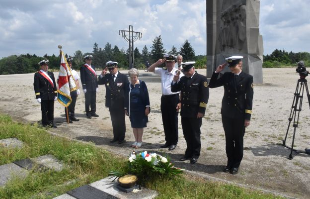 Złożenie kwiatów pod pomnikiem kmdra Stefana Frankowskiego