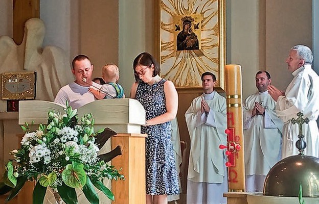 Nauka czytania przy ołtarzu na rękach taty – tak to się robi w Domowym Kościele