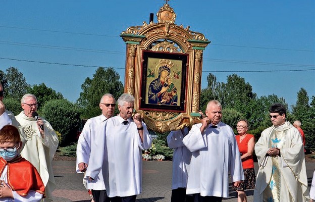 Przy śpiewie pieśni maryjnej obraz został wniesiony do kościoła