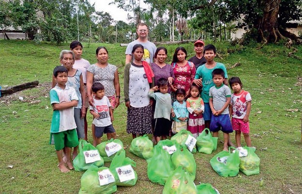 Rodziny wielodzietne otrzymują paczki od Caritas Peru