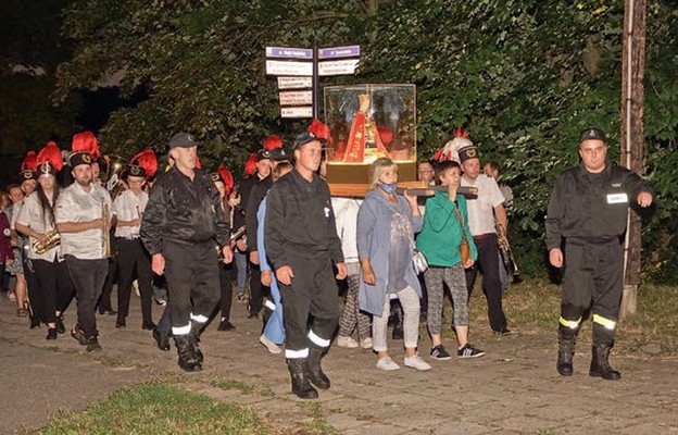 Procesja z figurą Matki Bożej Bardzkiej