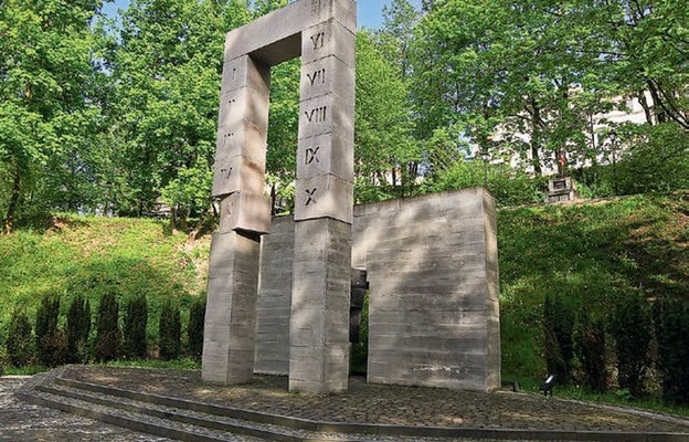 Pomnik na miejscu egzekucji lwowskich profesorów na Wzgórzach Wuleckich
odsłonięty 3 lipca 2011 r.