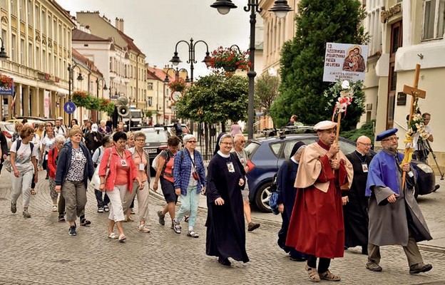 Uczestnicy pielgrzymki na ulicach Rzeszowa