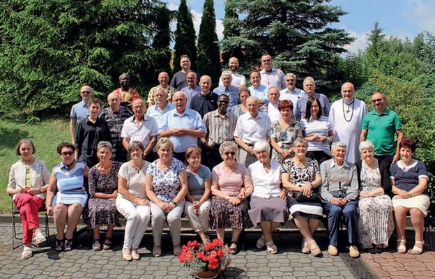 Pamiątkowe zdjęcie misyjnej rodziny