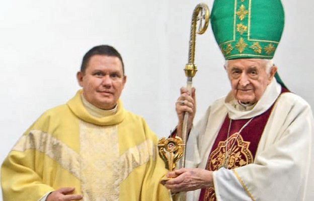 Bp Ryszard Karpiński i ks. Dariusz Tkaczyk z relikwiami św. Matki Teresy z Kalkuty