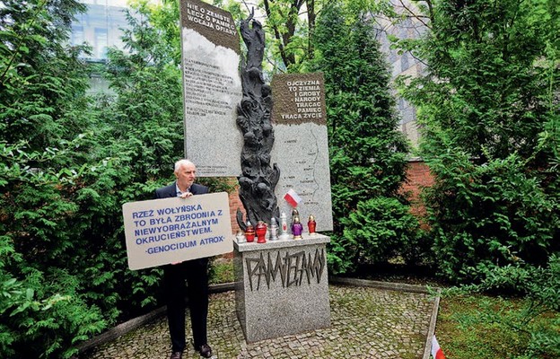 Hołd zamordowanym Polakom oddano pod pomnikiem upamiętniającym ofiary rzezi
