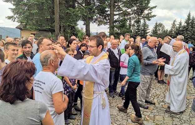 Kapłani namaszczali wiernych olejkiem radości