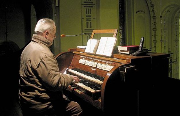 Edward Rabenda przy organach w kościele św. Jakuba Ap. w Częstochowie, 2012 r. 