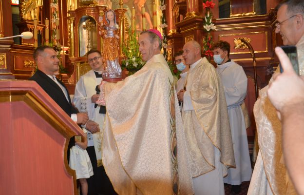 Biskup Stanisław Salaterski otrzymał od parafian figurkę Lipnickiej Madonny