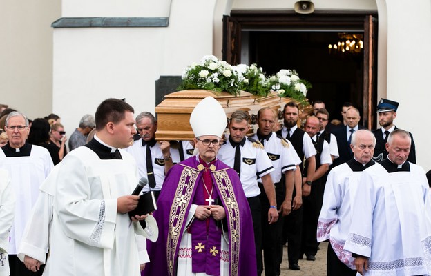 Pogrzeb ofiar strzelaniny w Borowcach pod przewodnictwem bp Andrzeja Przybylskiego