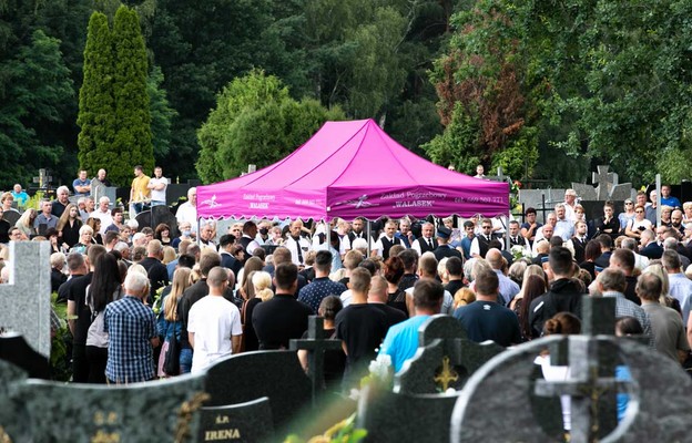Pogrzeb ofiar strzelaniny w Borowcach pod przewodnictwem bp Andrzeja Przybylskiego