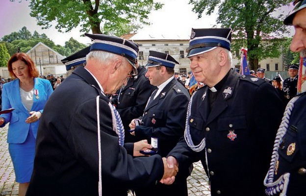 Wręczenie Odznaki „Strażacka Gwiazda Podkarpacia” ks. prał. Mieczysławowi Rusinowi