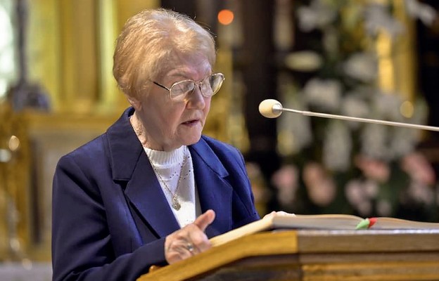 ludzie starsi uczestniczą też aktywnie w życiu liturgicznym